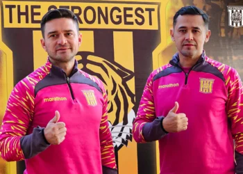 El DT Joaquín Monasterio y su asistente técnico Edivaldo Rojas (The Strongest)