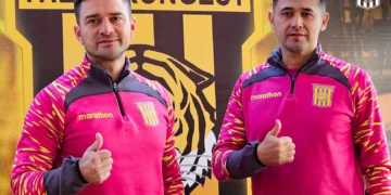 El DT Joaquín Monasterio y su asistente técnico Edivaldo Rojas (The Strongest)