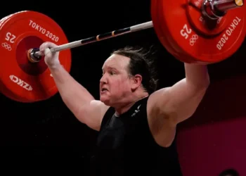 Laurel Hubbard en uno de sus intentos de levantamiento en el torneo de +87kg de los Juegos de Tokio-2020. (FOTO: AFP)