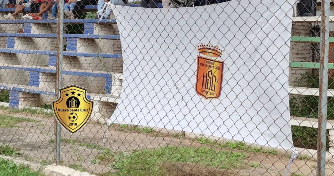 Una bandera del Club Nueva Santa Cruz en un partido de la ACF