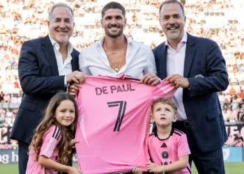 Rodrigo De Paul junto sus hijos y Jorge y José Mas, dueños del Inter Miami. (FOTO: Inter de Miami)