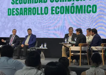 Jorge Quiroga y Samuel Doria Medina en el encuentro organizado por el Coité pro Santa Cruz
Foto: CPSC