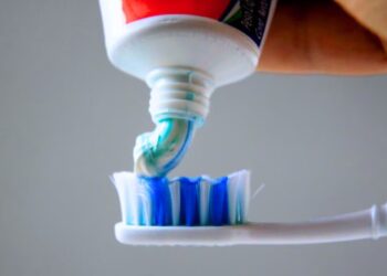 Defensa del Consumidor advierte efectos adversos de pastas dentales con fluoruro de estaño. Foto ilustrativa RRSS