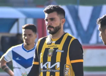 Enrique Triverio en un partido con The Strongest