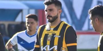 Enrique Triverio en un partido con The Strongest
