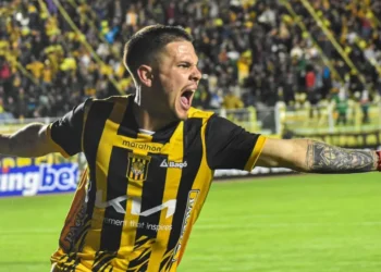 Sebastián Guerrero con la camiseta de The Strongest