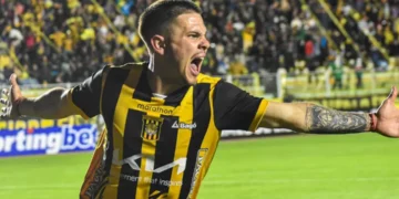 Sebastián Guerrero con la camiseta de The Strongest