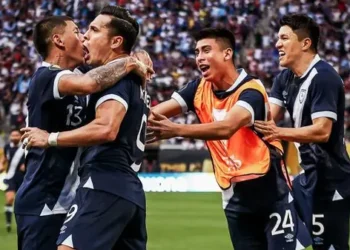 Los jugadores de Guatemala celebran tras el último penal anotado.