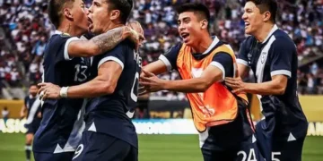 Los jugadores de Guatemala celebran tras el último penal anotado.
