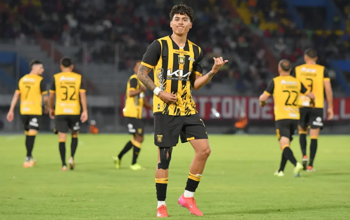 El delantero tarijeño Gabriel Sotomayor celebra el gol del triunfo del Tigre (APG).