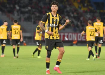 El delantero tarijeño Gabriel Sotomayor celebra el gol del triunfo del Tigre (APG).