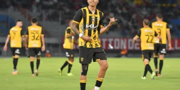 El delantero tarijeño Gabriel Sotomayor celebra el gol del triunfo del Tigre (APG).