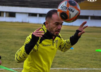 El atacante paraguayo en The Strongest, Juan Sinforiano Godoy, en una práctica en Achumani.