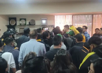 El presidente Daniel Terrazas ante los medios y decenas de personas en el complejo.