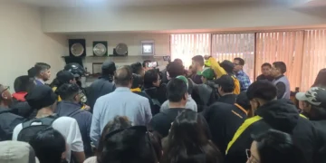 El presidente Daniel Terrazas ante los medios y decenas de personas en el complejo.