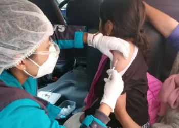 Niños hasta los nueve años pueden recibir la vacuna SRP. Foto: AMUN.