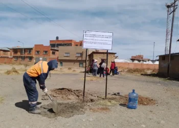 La empresa colocó letreros para evitar avasallamientos. Foto: Ferroviaria Andina.
