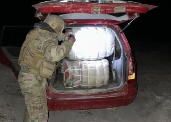 Un militar del CEO requisa un vehículo con ropa de contrabando.