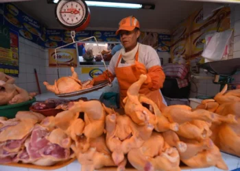 Venta de carne de pollo en un mercado de la ciudad de La Paz. (Archivo)