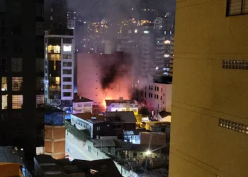 Un incendio de gran magnitud se produjo en la zona de Sopocachi, La Paz. (Foto: Óscar Capriles)