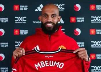 Bryan Mbeumo con la camiseta de Manchester United