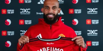 Bryan Mbeumo con la camiseta de Manchester United