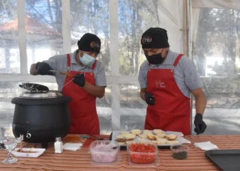 Dos chef elaboran una preparación típica de La Paz. FOTOS: GAMLP