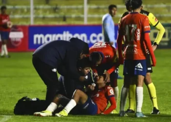 Adriel Guillemo es atendido en el partido ante Bolívar