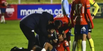 Adriel Guillemo es atendido en el partido ante Bolívar