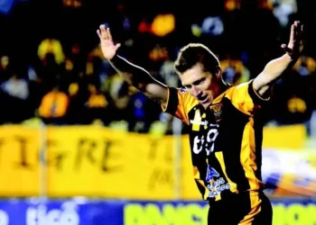 Alejandro Chumacero con la camiseta de The Strongest