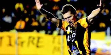 Alejandro Chumacero con la camiseta de The Strongest