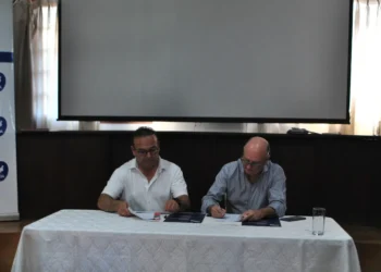 La firma del convenio entre avicultores y Puntomaq. Foto: ADA.