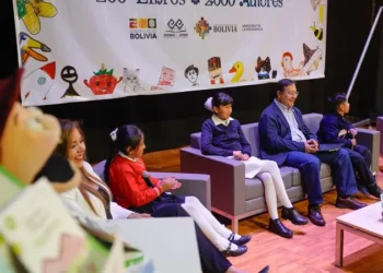 El presidente Luis Arce junto a niños escritores en la presentación del libro 'Cuentos Mágicos'. FOTO: ABI