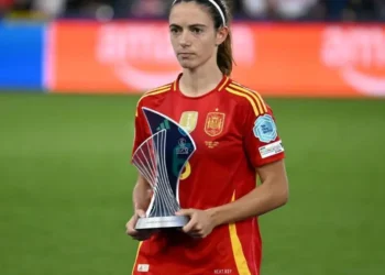 Aitana Bonmatí muestra el trofeo de mejor jugadora de la Eurocopa. (FOTO: AFP)
