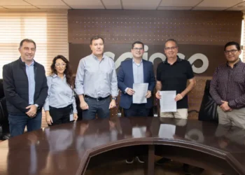 Mario Herrera, gerente de comunicación y márketing de CAINCO; Nabilia Rivero, subgerente de comunicación;  Daniel Velasco, gerente general; Jean Pierre Antelo, presidente de CAINCO; Eduardo Silva, gerente ejecutivo de La Razón y Danny Fernández, gerente general de La Razón.