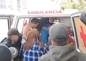 Los heridos fueron traslados en ambulancia. Foto: RRSS.