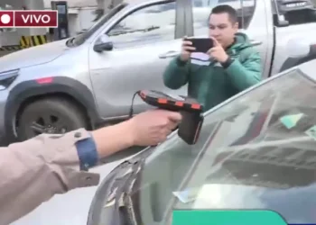 El dispositvo escanea el B-SISA. Foto: Captura Bolivia Tv.