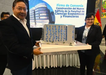 El presidente Arce y la rectora de la UMSA, María Eugenia García, posan con la maqueta del proyecto. Foto: Lucho Arce.