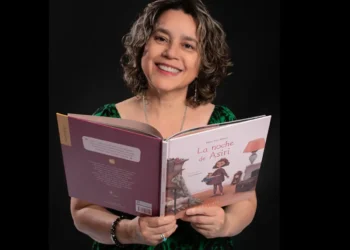 Mary Luz Henao Navarro y su libro 'La noche de Asiri'. Foto: FIL