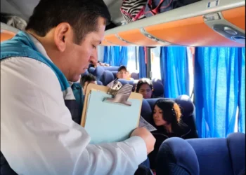 Personal de la ATT controla pasajes en un bus. Foto: ATT.