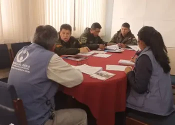 el delegado defensorial de La Paz se reúne con la Policía.