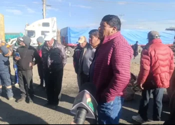 El bloqueo que instaló el transporte pesado. Foto: Wara Tv.