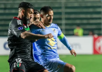 Justiniano y Fernández en una disputa por el Balón en el partido por Copa Sudamericana. (FOTO: Bolívar)