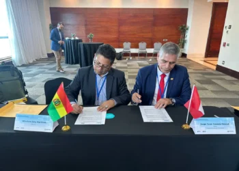 La firma de convenio entre Bolivia y Perú. Foto: INIAF.