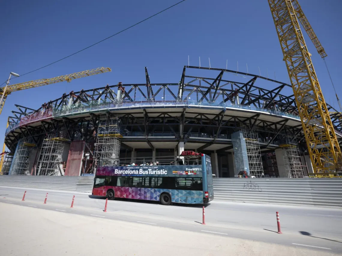El Camp Nou en obras para ampliar su capacidad. (FOTO
: AFP)