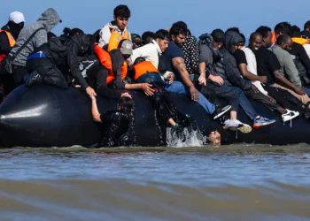 Los migrantes en un intento de cruzar el Canal de la Mancha. Foto: AFP