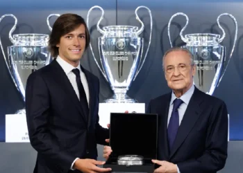 Álvaro Carreras posa con Florentino Pérez, durante su presentación con el Real Madrid. (FOTO: Real Madrid C.F.)