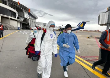 Personal del Ministerio de Salud realizó un simulacro en el aeropuerto de El Alto. FOTO: Ministerio de Salud