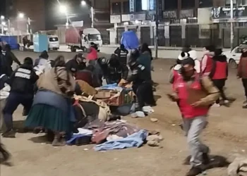 La Intendencia de El Alto retiró puestos de venta asentados de forma ilegal a la altura del puente de Senkata. FOTO: GAMEA