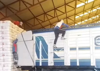 La entrega de harina a los panificadores de La Paz. Foto: Captura Red Siglo XXI.